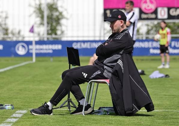 27 04 2025 Soccer Season 2024 2025 2 Women Soccer Bundesliga 23 Matchday 1 FC Nuremberg FCN Club Clubfrauen SV Meppen Sportfoto Zink DaMa xdaxmax Thomas Oostendorp Coach 1 FC Nuremberg FCN pensive