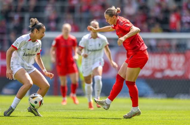 GER, Munich, FC Bayern München vs SC Freiburg, Google Pixel Frauen Bundesliga, Football, DFB, Spielzeit 2024 2025, FC Bayern Campus, 20 Spieltag, im Bild Klara Bühl FC Bayern München Frauen 17 DFB DFL REGULATIONS PROHIBIT ANY USE OF PHOTOGRAPHS AS IMAGE SEQUENCES AND OR QUASI VIDEO, 27 04 2025, Copyright: HMBxMedia HendrikxHamelau