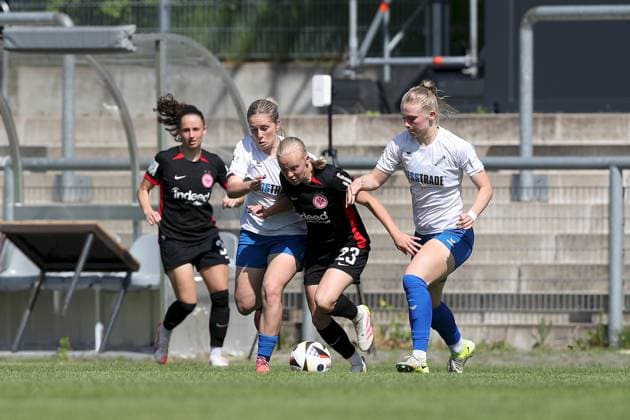 27 04 2025, Women, Soccer, Season 2024 2025, 2 Women Bundesliga, Matchday 23 Eintracht Frankfurt II SC Sand Leni Fischer 11, SC Sand , Keira Bednorz 23, Eintracht Frankfurt II and Cecilia Way 8, SC Sand Frankfurt am Main Stadion am Brentanobad Hessen Germany