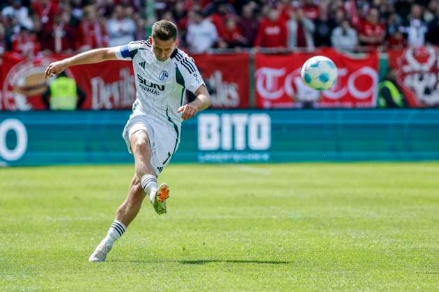 Paul Seguin FC Schalke, 07 with a pass , Germany, Football, 2 Bundesliga, Matchday 31, 2024 2025, 1 FC Kaiserslautern vs FC Schalke 04, 27 04 2025, Fritz Walter Stadion, Kaiserslautern, Germany DFL REGULATIONS PROHIBIT ANY USE OF PHOTOGRAPHS AS IMAGE SEQUENCES AND OR QUASI VIDEO Kaiserslautern Fritz Walter Stadion Baden Württemberg Germany Copyright: xGrantxHubbsx