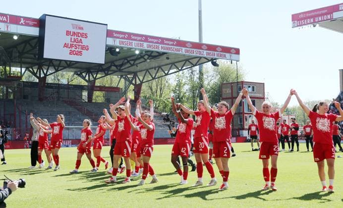 Union womens team promoted to 1 Bundesliga Jubel Emotion Freude Aufsteiger aufgestiegen Sport Fußball Fußball 2 Bundesliga Damen Frauen Saison 2024 2025 27 04 2025 1 FC Union Berlin vs Borussia Mönchengladbach BMG DFL regulations prohibit any use of photographs as image sequences and or quasi video