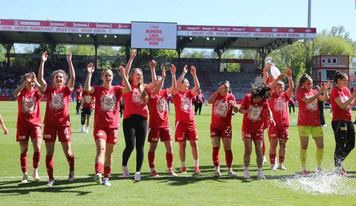 Union womens team promoted to 1 Bundesliga Jubel Emotion Freude Aufsteiger aufgestiegen Sport Fußball Fußball 2 Bundesliga Damen Frauen Saison 2024 2025 27 04 2025 1 FC Union Berlin vs Borussia Mönchengladbach BMG DFL regulations prohibit any use of photographs as image sequences and or quasi video