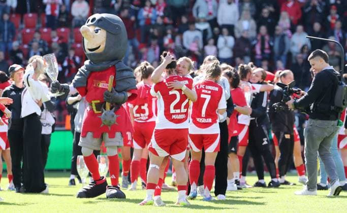 Union womens team promoted to 1 Bundesliga Jubel Emotion Freude Aufsteiger aufgestiegen Sport Fußball Fußball 2 Bundesliga Damen Frauen Saison 2024 2025 27 04 2025 1 FC Union Berlin vs Borussia Mönchengladbach BMG DFL regulations prohibit any use of photographs as image sequences and or quasi video
