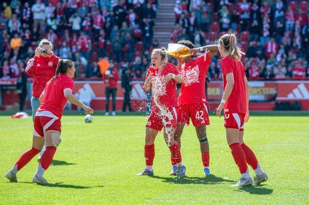 Soccer, Women, Season 2024 2025, 2 Bundesliga 23 Matchday , 1 FC Union Berlin Borussia Mönchengladbach, Union celebrates promotion to 1 Bundesliga, Beer shower from Naika Reissner 1 FC Union to Lisa Heiseler 1 FC Union , 27 04 2025, Copyright: xSebastianxRäppold MatthiasxKochx