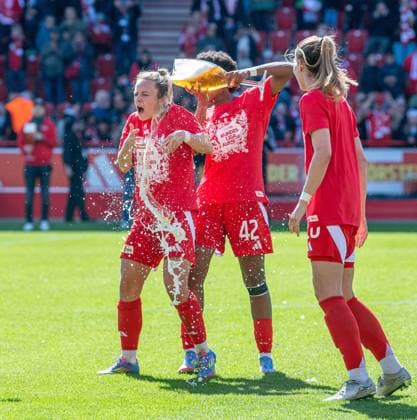Soccer, Women, Season 2024 2025, 2 Bundesliga 23 Matchday , 1 FC Union Berlin Borussia Mönchengladbach, Union celebrates promotion to 1 Bundesliga, Beer shower from Naika Reissner 1 FC Union to Lisa Heiseler 1 FC Union , 27 04 2025, Copyright: xSebastianxRäppold MatthiasxKochx