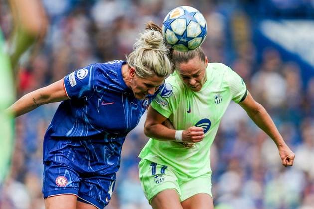 Bilder des Jahres 2025, Sport 04 April Sport Themen der Woche KW17 Sport Bilder des Tages UEFA Women s Champions League Semi-Final Chelsea v Barcelona Millie Bright of Chelsea Women heads the ball with Alexia Putellas of Barcelona Femeni during the UEFA Women s Champions League Semi-Final match Chelsea vs Barcelona at Stamford Bridge, London, United Kingdom, 27th April 2025 (Photo by Izzy Poles News Images) London Stamford Bridge Greater London United Kingdom Copyright: xIzzyxPoles NewsxImagesx