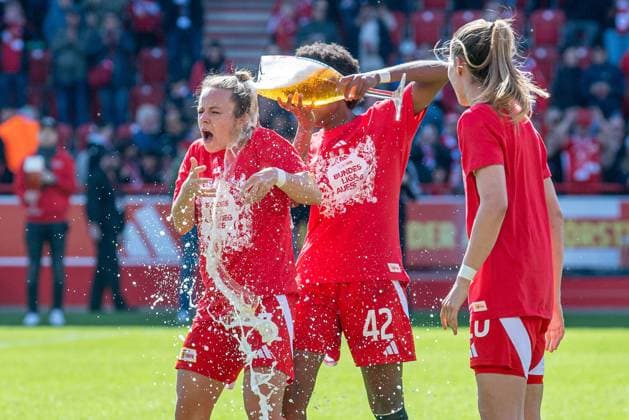 Soccer, Women, Season 2024 2025, 2 Bundesliga 23 Matchday , 1 FC Union Berlin Borussia Mönchengladbach, Union celebrates promotion to 1 Bundesliga, Beer shower from Naika Reissner 1 FC Union to Lisa Heiseler 1 FC Union , 27 04 2025, Copyright: xSebastianxRäppold MatthiasxKochx