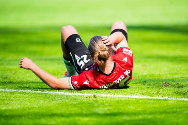 27 04 2025 Soccer, 2024 2025, 2 Bundesliga, Matchday 31, Hannover 96 1 FC Köln Lars Gindorf Hannover injured, injury, on the ground DFL REGULATIONS PROHIBIT ANY USE OF PHOTOGRAPHS AS IMAGE SEQUENCES AND OR QUASI VIDEO Hannover Lower Saxony Germany Heinz von Heiden Arena