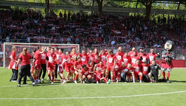 Union womens team promoted to 1 Bundesliga Jubel Emotion Freude Aufsteiger aufgestiegen Sport Fußball Fußball 2 Bundesliga Damen Frauen Saison 2024 2025 27 04 2025 1 FC Union Berlin vs Borussia Mönchengladbach BMG DFL regulations prohibit any use of photographs as image sequences and or quasi video