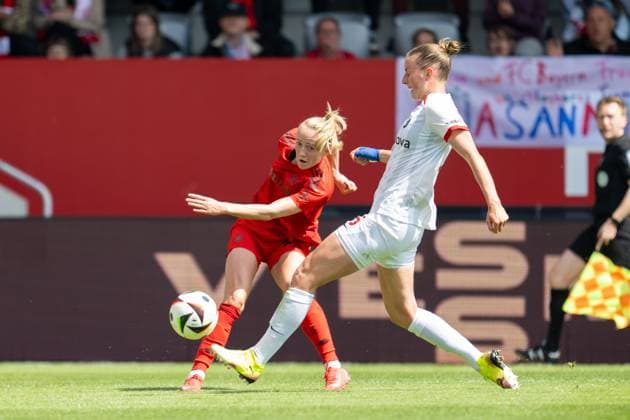 Sydney Lohmann 12 FC Bayern Muenchen Frauen , Julia Stierli 5 SC Freiburg , FC Bayern Frauen Muenchen vs SC Freiburg, Google Pixel Frauenbundesliga, 20 Spieltag, 27 04 25 DFB regulations prohibit any use of photographs as image sequences and or quasi video kolbert press Muenchen Bayern Germany Copyright: xkolbert-press UlrichxGamelx