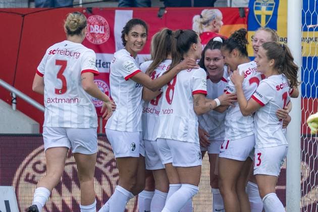 Goal celebration for 1 1 Cora Zicai 28 SC Freiburg , Selina Vobian 8 SC Freiburg , Nicole Ojukwu 27 SC Freiburg , Nia Szenk 13 SC Freiburg , FC Bayern Frauen Muenchen vs SC Freiburg, Google Pixel Frauenbundesliga, 20 Spieltag, 27 04 25 DFB regulations prohibit any use of photographs as image sequences and or quasi video kolbert press Muenchen Bayern Germany Copyright: xkolbert-press UlrichxGamelx