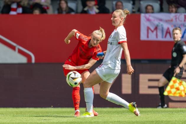 Sydney Lohmann 12 FC Bayern Muenchen Frauen , Julia Stierli 5 SC Freiburg , FC Bayern Frauen Muenchen vs SC Freiburg, Google Pixel Frauenbundesliga, 20 Spieltag, 27 04 25 DFB regulations prohibit any use of photographs as image sequences and or quasi video kolbert press Muenchen Bayern Germany Copyright: xkolbert-press UlrichxGamelx