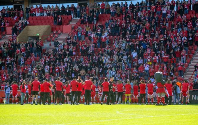 Soccer, Women, Season 2024 2025, 2 Bundesliga 23 Matchday , 1 FC Union Berlin Borussia Mönchengladbach, Union celebrates promotion to 1 Bundesliga, players cheer with fans, 27 04 2025, Copyright: xSebastianxRäppold MatthiasxKochx