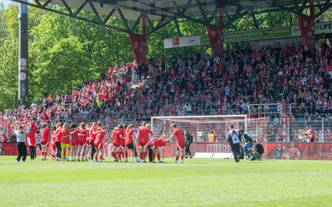 Soccer, Women, Season 2024 2025, 2 Bundesliga 23 Matchday , 1 FC Union Berlin Borussia Mönchengladbach, Union celebrates promotion to 1 Bundesliga, players cheer with fans, 27 04 2025, Copyright: xSebastianxRäppold MatthiasxKochx