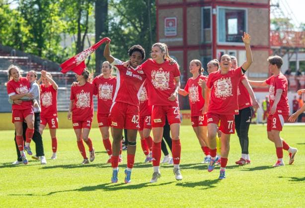 Soccer, Women, Season 2024 2025, 2 Bundesliga 23 Matchday , 1 FC Union Berlin Borussia Mönchengladbach, Union celebrates promotion to 1 Bundesliga, f l Naika Reissner 1 FC Union , Nele Bauereisen 1 FC Union , Athanasia Moraitou 1 FC Union , 27 04 2025, Copyright: xSebastianxRäppold MatthiasxKochx