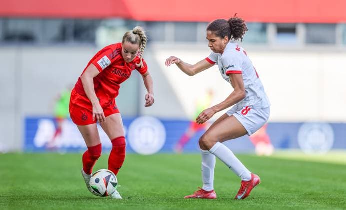 GER, Munich, FC Bayern München vs SC Freiburg, Google Pixel Frauen Bundesliga, Football, DFB, Spielzeit 2024 2025, FC Bayern Campus, 20 Spieltag, im Bild v l Giulia Gwinn FC Bayern München Frauen 7 und Cora Zicai SC Freiburg 28 im Zweikampf DFB DFL REGULATIONS PROHIBIT ANY USE OF PHOTOGRAPHS AS IMAGE SEQUENCES AND OR QUASI VIDEO, 27 04 2025, Copyright: HMBxMedia HendrikxHamelau