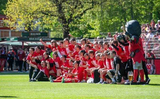 Soccer, Women, Season 2024 2025, 2 Bundesliga 23 Matchday , 1 FC Union Berlin Borussia Mönchengladbach, Union celebrates promotion to 1 Bundesliga, Winner photo in front of the forest side, 27 04 2025, Copyright: xSebastianxRäppold MatthiasxKochx