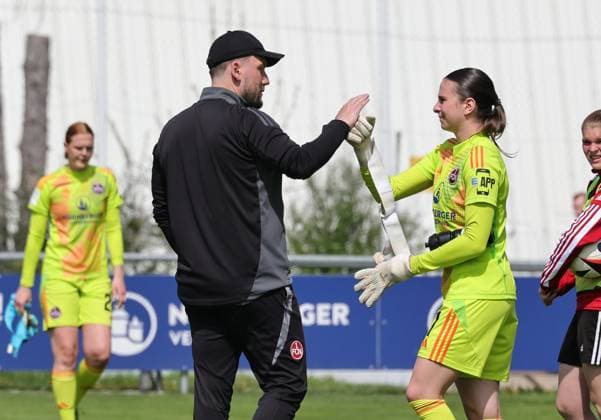 27 04 2025 Soccer Season 2024 2025 2 Women Soccer Bundesliga 23 Matchday 1 FC Nürnberg FCN Club Clubfrauen SV Meppen Sportfoto Zink DaMa xdaxmax Kristin Krammer 25, 1 FC Nürnberg FCN disappointed Disappointment after red card red Thomas Oostendorp Coach 1 FC Nürnberg FCN Hannah Etzold 1, 1 FC Nürnberg FCN clap off