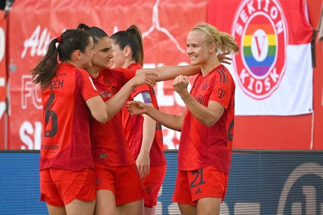 Goal celebration around Pernile HARDER FCB after goal to 2 1 with Jovana DAMNJANOVIC FCB ,Tuva HANSEN FCB ,Sarah ZADRAZIL FCB jubilation,joy,enthusiasm,action Football Google Pixel Bundesliga Womens Season 2024 2025, 20 Matchday, Matchday20 FC Bayern Muenchen SC Freiburg on 27 04 2025, FC Bayern Campus
