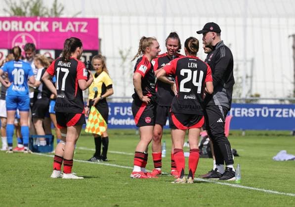 27 04 2025 Soccer Season 2024 2025 2 Women Soccer Bundesliga 23 Matchday 1 FC Nürnberg FCN Club Clubfrauen SV Meppen Sportfoto Zink DaMa xdaxmax Thomas Oostendorp Coach 1 FC Nürnberg FCN gives instructions to team Team