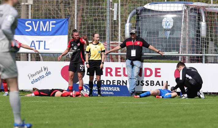27 04 2025 Soccer Season 2024 2025 2 Womens Soccer Bundesliga 23 Matchday 1 FC Nürnberg FCN Club Clubfrauen SV Meppen Sportfoto Zink DaMa xdaxmax Luisa Guttenberger 4, 1 FC Nürnberg FCN Sonja Lux 15, SV Meppen remain injured on the ground after a duel with pain Injury