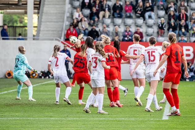 Pernille Harder FC Bayern Muenchen Frauen, 21 kepft im Hintergrund zum Tor zum 2 1 für die Bayern ein gegen Rafaela Borggraefe Torfrau, SC Freiburg Frauen, 12 FC Bayern Muenchen Frauen vs SC Freiburg, Fussball, Google Pixel Frauen Bundesliga, 20 Spieltag, Season 2024 2025, 27 04 2025 DFL DFB REGULATIONS PROHIBIT ANY USE OF PHOTOGRAPHS as IMAGE SEQUENCES and or QUASI VIDEO FC Bayern Muenchen Frauen vs SC Freiburg, Football, Google Pixel Frauen Bundesliga, 20 Matchday, Season 2024 2025, 27 04 2025 Muenchen Copyright: xEibner-Pressefoto HeikexFeinerx EP_HFR