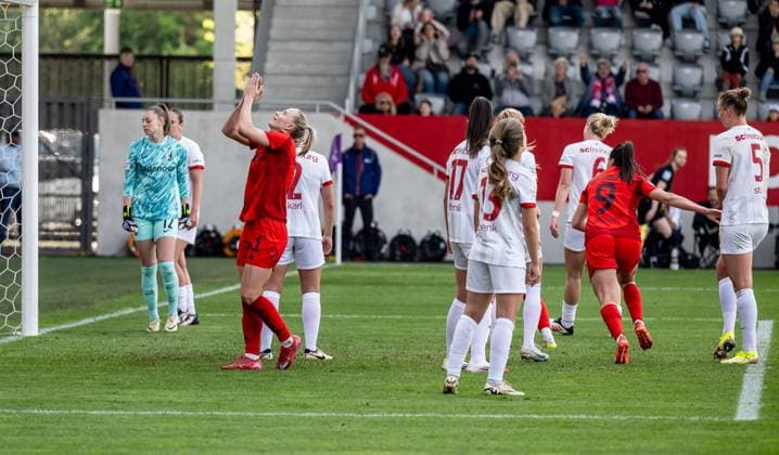 Lea Schueller FC Bayern Muenchen Frauen, 11 is happy about the goal for 2 1, the Freiburg women are dismayed FC Bayern Muenchen Frauen vs SC Freiburg, Football, Google Pixel Frauen Bundesliga, 20 Matchday, Season 2024 2025, 27 04 2025 DFL DFB REGULATIONS PROHIBIT ANY USE OF PHOTOGRAPHS as IMAGE SEQUENCES and or QUASI VIDEO FC Bayern Muenchen Frauen vs SC Freiburg, Football, Google Pixel Frauen Bundesliga, 20 Spieltag, Saison 2024 2025, 27 04 2025 Muenchen Copyright: xEibner-Pressefoto HeikexFeinerx EP_HFR