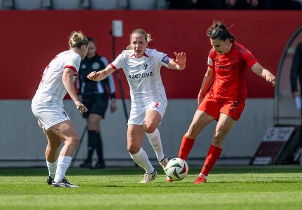 Fight for the ball duel between Lisa Karl SC Freiburg Women, 2 and Jovana Damnjanovic FC Bayern Muenchen Women, 9 FC Bayern Muenchen Women vs SC Freiburg, Football, Google Pixel Women Bundesliga, Matchday 20, Season 2024 2025, 27 04 2025 DFL DFB REGULATIONS PROHIBIT ANY USE OF PHOTOGRAPHS as IMAGE SEQUENCES and or QUASI VIDEO FC Bayern Muenchen Frauen vs SC Freiburg, Football, Google Pixel Frauen Bundesliga, 20 Matchday, Season 2024 2025, 27 04 2025 Muenchen Copyright: xEibner-Pressefoto HeikexFeinerx EP_HFR