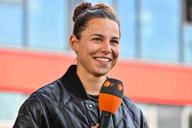 Google Pixel Womens Bundesliga FC Bayern Munich SC Freiburg 27 04 2025 In the picture Lena OBERDORF at the interview with ZDF single photo clipping Womens Bundesliga FC Bayern Muenchen SC Freiburg, FC Bayern Campus on 27 04 2025 laughing happy happy happy Copyright: xBEAUTIFULxSPORTS Goldbergx