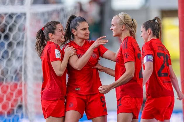GER, Munich, FC Bayern Munich vs SC Freiburg, Google Pixel Womens Bundesliga, Football, DFB, Season 2024 2025, FC Bayern Campus, 20 Matchday, in the picture Pernille Harder FC Bayern Munich Women 21 scores the goal to 2 1 and cheers with the team DFB DFL REGULATIONS PROHIBIT ANY USE OF PHOTOGRAPHS AS IMAGE SEQUENCES AND OR QUASI VIDEO, 27 04 2025, Copyright: HMBxMedia HendrikxHamelau