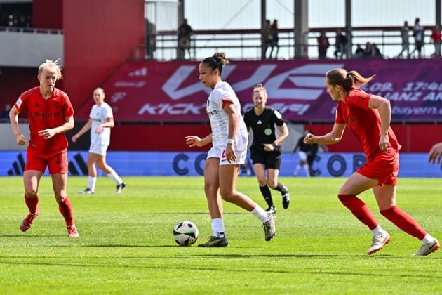 Google Pixel Womens Bundesliga FC Bayern Munich SC Freiburg 27 04 2025 f l Lea SCHUELLER FCB 11 , Nicole OJUKWU SC Freiburg Women 27 and Sydney LOHMANN FCB 12 duel Womens Bundesliga FC Bayern Muenchen SC Freiburg, FC Bayern Campus on 27 04 2025 Copyright: xBEAUTIFULxSPORTS Goldbergx