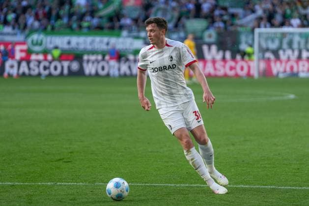 Michael Gregoritsch (SC Freiburg, 38) am Ball , Deutschland, Fussball, 1. Bundesliga, 31.Spieltag, 2024 2025, VfL Wolfsburg vs. SC Freiburg, 26.04.2025, Volkswagen Arena, Wolfsburg, Deutschland DFL REGULATIONS PROHIBIT ANY USE OF PHOTOGRAPHS AS IMAGE SEQUENCES AND OR QUASI-VIDEO. Wolfsburg Volkswagen Arena Niedersachsen Deutschland *** Michael Gregoritsch SC Freiburg, 38 on the ball , Germany, Soccer, 1 Bundesliga, Matchday 31, 2024 2025, VfL Wolfsburg vs SC Freiburg, 26 04 2025, Volkswagen Arena, Wolfsburg, Germany DFL REGULATIONS PROHIBIT ANY USE OF PHOTOGRAPHS AS IMAGE SEQUENCES AND OR QUASI VIDEO Wolfsburg Volkswagen Arena Niedersachsen Germany Copyright: xArnexAmbergx