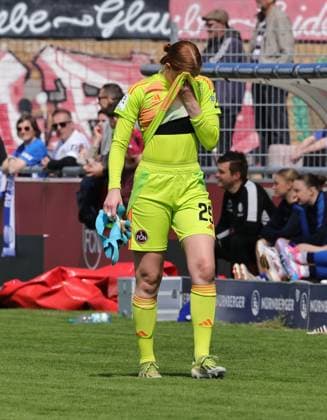 27 04 2025 Soccer Season 2024 2025 2 Women Soccer Bundesliga 23 Matchday 1 FC Nürnberg FCN Club Clubfrauen SV Meppen Sportfoto Zink DaMa xdaxmax Kristin Krammer 25, 1 FC Nürnberg FCN disappointed Disappointment after red card Red
