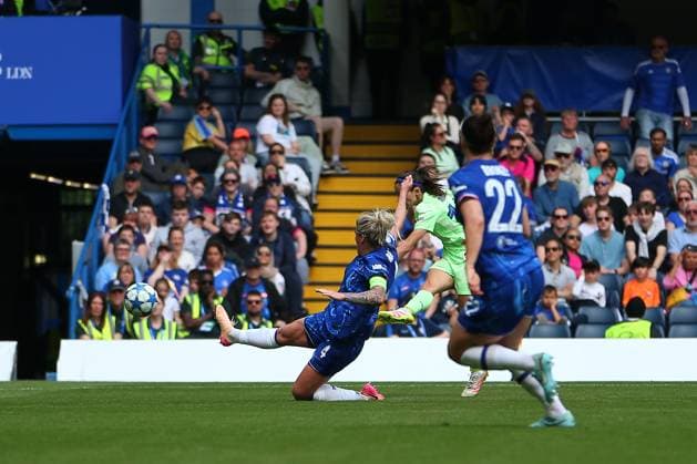 27th April 2025; Stamford Bridge, London, England: UEFA Womens Champions League Football, Semi Final, Second Leg, Chelsea versus Barcelona; Aitana Bonmati of Barcelona shoots and scores in the 25th minute for 0-1 (1-5 aggregate)  ActionPlus12779691 KatiexChan