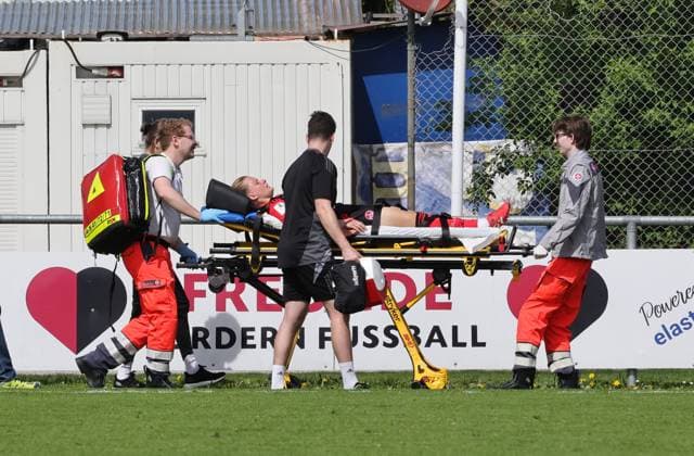 27 04 2025 Soccer Season 2024 2025 2 Women Soccer Bundesliga 23 Matchday 1 FC Nuremberg FCN Club Clubfrauen SV Meppen Sportfoto Zink DaMa xdaxmax Luisa Guttenberger 4, 1 FC Nuremberg FCN is driven off the pitch injured by paramedics with a stretcher due to pain injury