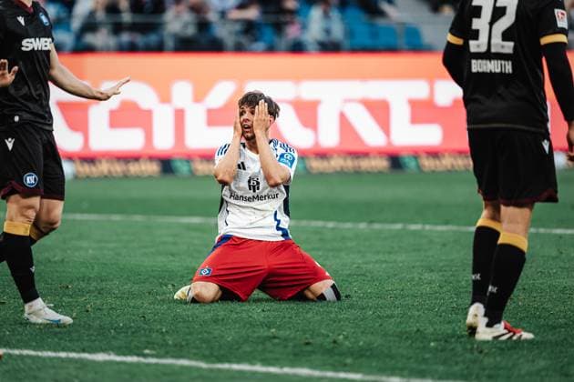 Soccer Men Season 2024 2025 2 Soccer Bundesliga 31 Matchday Hamburger SV vs Karlsruher SC 27 04 2025 Otto Emerson Stange 49, HSV angry after a missed chance on his knees slaps his hands to his face Hamburg Volksparkstadion Hamburg Germany