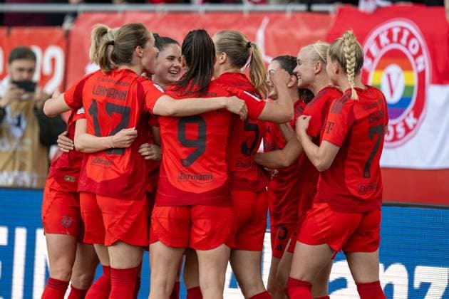Goal celebration for 2 1 FC Bayern Frauen, FC Bayern Frauen Muenchen vs SC Freiburg, Google Pixel Frauenbundesliga, 20 Spieltag, 27 04 25 DFB regulations prohibit any use of photographs as image sequences and or quasi video kolbert press Muenchen Bayern Germany Copyright: xkolbert-press UlrichxGamelx