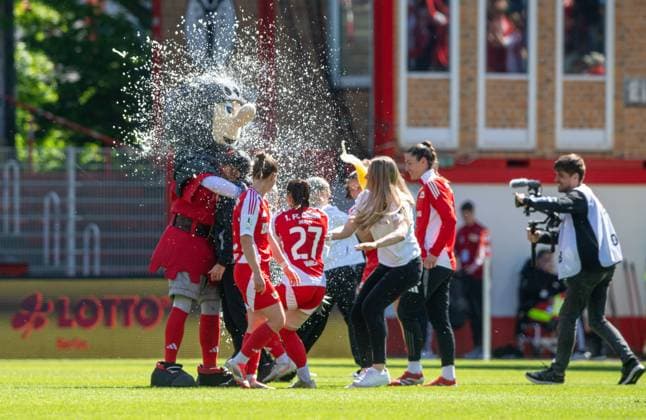 Soccer, Women, Season 2024 2025, 2 Bundesliga 23 Matchday , 1 FC Union Berlin Borussia Mönchengladbach, Union celebrates promotion to 1 Bundesliga, Beer shower for coach Ailien Poese 1 FC Union and mascot Ritter Keule, 27 04 2025, Copyright: xSebastianxRäppold MatthiasxKochx