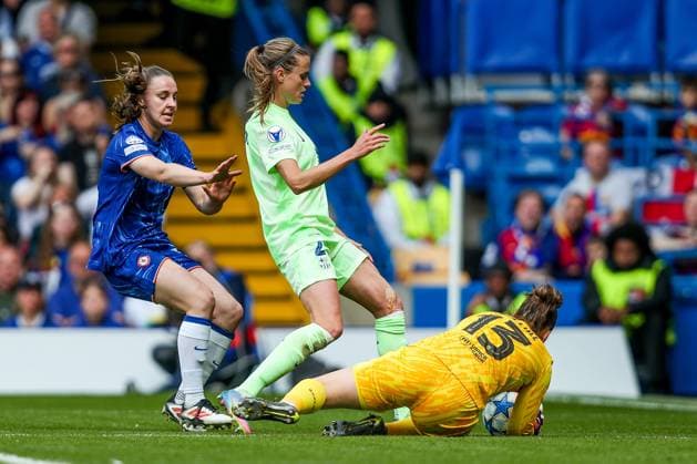 UEFA Women s Champions League Semi-Final Chelsea v Barcelona Cata Coll of Barcelona Femeni makes a save during the UEFA Women s Champions League Semi-Final match Chelsea vs Barcelona at Stamford Bridge, London, United Kingdom, 27th April 2025 (Photo by Izzy Poles News Images) London Stamford Bridge Greater London United Kingdom Copyright: xIzzyxPoles NewsxImagesx