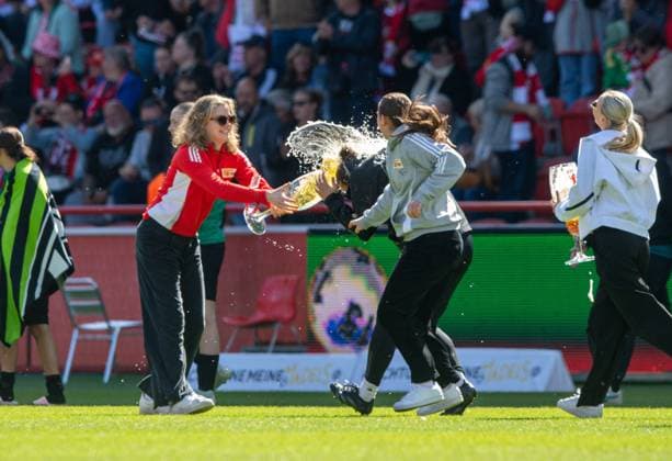 Soccer, Women, Season 2024 2025, 2 Bundesliga 23 Matchday , 1 FC Union Berlin Borussia Mönchengladbach, Union celebrates promotion to 1 Bundesliga, Beer showers, 27 04 2025, Copyright: xSebastianxRäppold MatthiasxKochx