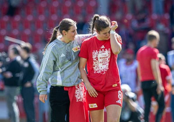 Soccer, Women, Season 2024 2025, 2 Bundesliga 23 Matchday , 1 FC Union Berlin Borussia Mönchengladbach, Union celebrates promotion to 1 Bundesliga, f l Antonia Halverkamps 1 FC Union , Anouk Blaschka 1 FC Union with tears in her eyes, 27 04 2025, Copyright: xSebastianxRäppold MatthiasxKochx