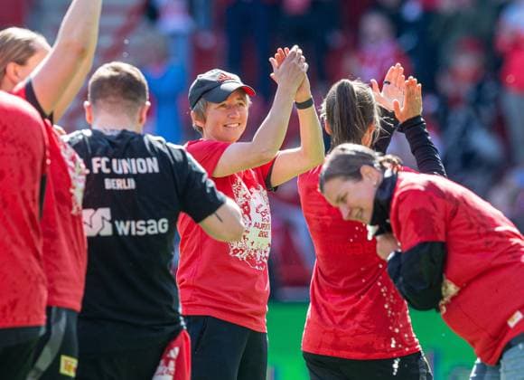 Soccer, Women, Season 2024 2025, 2 Bundesliga 23 Matchday , 1 FC Union Berlin Borussia Mönchengladbach, Union celebrates promotion to 1 Bundesliga, Coach Ailien Poese 1 FC Union , 27 04 2025, Copyright: xSebastianxRäppold MatthiasxKochx