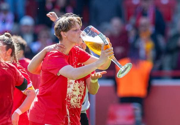 Soccer, Women, Season 2024 2025, 2 Bundesliga 23 Matchday , 1 FC Union Berlin Borussia Mönchengladbach, Union celebrates promotion to 1 Bundesliga, Zita Rurack 1 FC Union with beer, 27 04 2025, Copyright: xSebastianxRäppold MatthiasxKochx