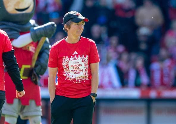 Soccer, Women, Season 2024 2025, 2 Bundesliga 23 Matchday , 1 FC Union Berlin Borussia Mönchengladbach, Union celebrates promotion to 1 Bundesliga, Coach Ailien Poese 1 FC Union , 27 04 2025, Copyright: xSebastianxRäppold MatthiasxKochx