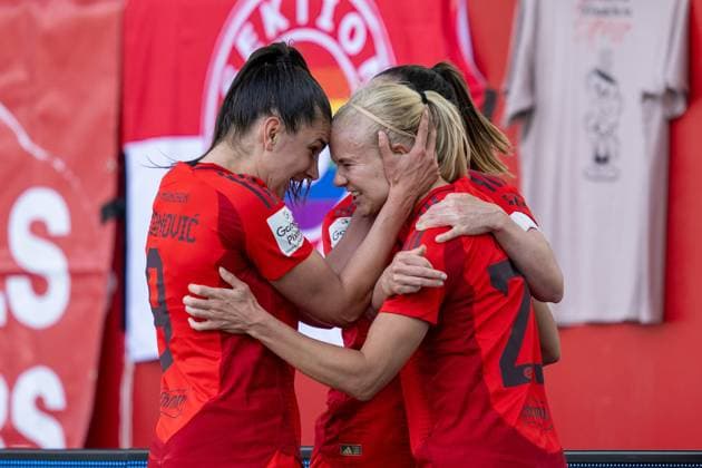 Goal celebration for 2 1 Jovana Damnjanovic 9 FC Bayern Muenchen Frauen , Pernille Harder 21 FC Bayern Muenchen Frauen , FC Bayern Frauen Muenchen vs SC Freiburg, Google Pixel Frauenbundesliga, 20 Spieltag, 27 04 25 DFB regulations prohibit any use of photographs as image sequences and or quasi video kolbert press Muenchen Bayern Germany Copyright: xkolbert-press UlrichxGamelx