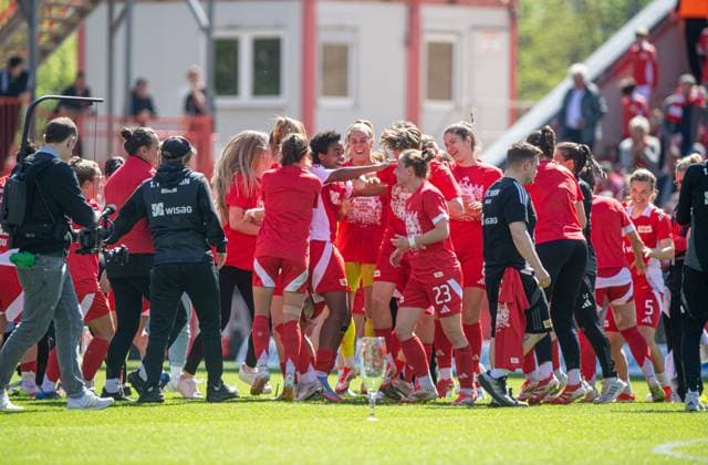 Soccer, Women, Season 2024 2025, 2 Bundesliga 23 Matchday , 1 FC Union Berlin Borussia Mönchengladbach, Union celebrates promotion to 1 Bundesliga, 27 04 2025, Copyright: xSebastianxRäppold MatthiasxKochx