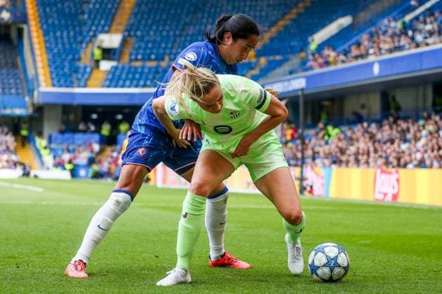 UEFA Women s Champions League Semi-Final Chelsea v Barcelona Myra Ramirez of Chelsea Women battles for the ball with Fridolina Rolfo of Barcelona Femeni during the UEFA Women s Champions League Semi-Final match Chelsea vs Barcelona at Stamford Bridge, London, United Kingdom, 27th April 2025 (Photo by Izzy Poles News Images) London Stamford Bridge Greater London United Kingdom Copyright: xIzzyxPoles NewsxImagesx