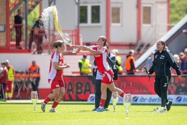 Soccer, Women, Season 2024 2025, 2 Bundesliga 23 Matchday , 1 FC Union Berlin Borussia Mönchengladbach, Union celebrates promotion to 1 Bundesliga, f l Dina Orschmann 1 FC Union , Charleen Niesler 1 FC Union distributes beer showers, 27 04 2025, Copyright: xSebastianxRäppold MatthiasxKochx