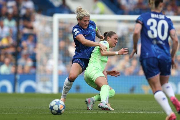 London, England, April 27th 2025: Millie Bright (4 Chelsea) and Ewa Pajor (17 FC Barcelona, Barca fight for the ball during the UEFA Womens Champions League match between Chelsea and Barcelona at Stamford Bridge in London, England (Alexander Canillas SPP) Copyright: xAlexanderxCanillas SPPx spp-en-AlCa-9U2A3688