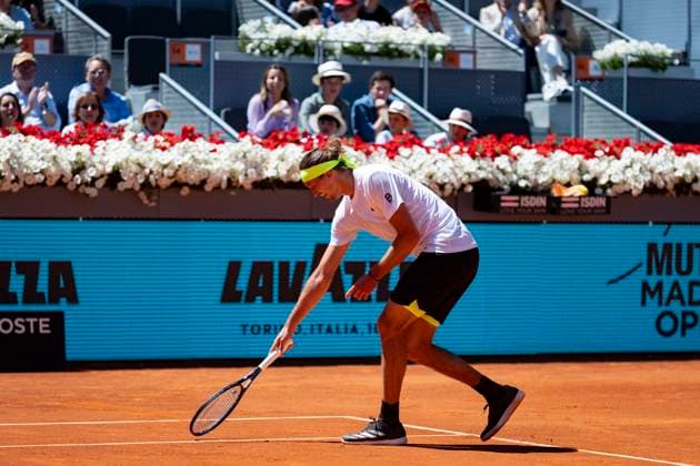 Mutua Madrid Open 2025 Alexander Zverev of Germany protest a referee decision by pointing to the spot on the pitch on his match against Alejandro Davidovich Fokina of Spain in the Men s Singles Third Round match of the Mutua Madrid Open 2025 tournament celebrated at La Caja Magica on April 27, 2025 in Madrid, Spain. Madrid La Caja Magica Madrid Spain Copyright: xAlbertoxGardinx AGardin_20250427_Mutua_Madrid_Open_0288